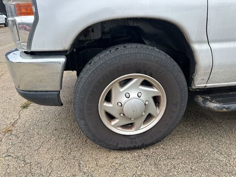 Used 2014 Ford E-250 and Econoline 250 w/ Power Group image 16