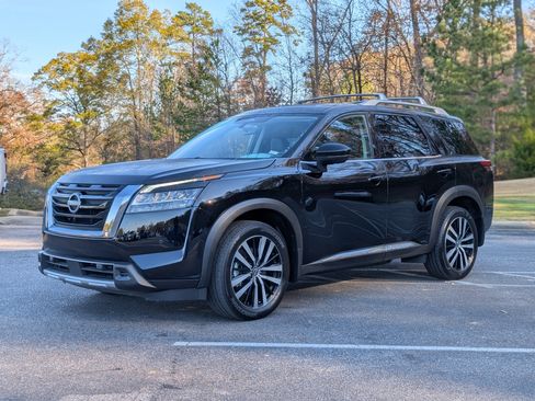 Used 2024 Nissan Pathfinder Platinum w/ Cargo Package image 5