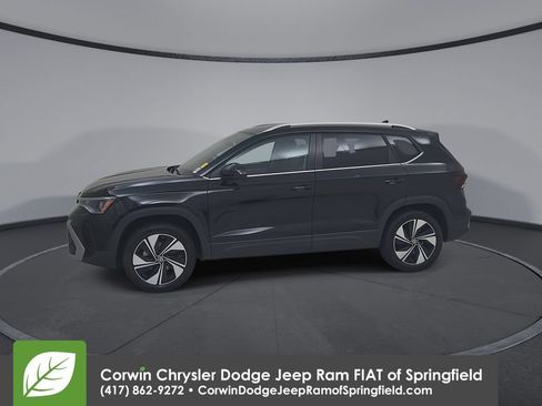 Used 2025 Volkswagen Taos SE AWD/4WD image 8