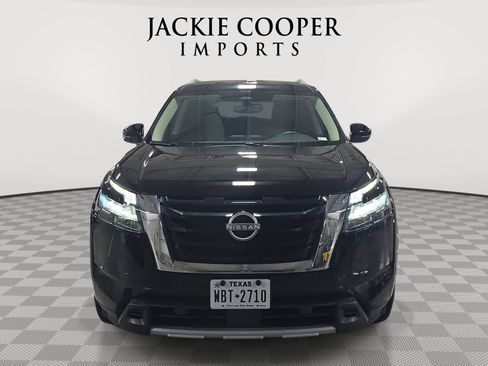 Used 2025 Nissan Pathfinder SL FWD image 2