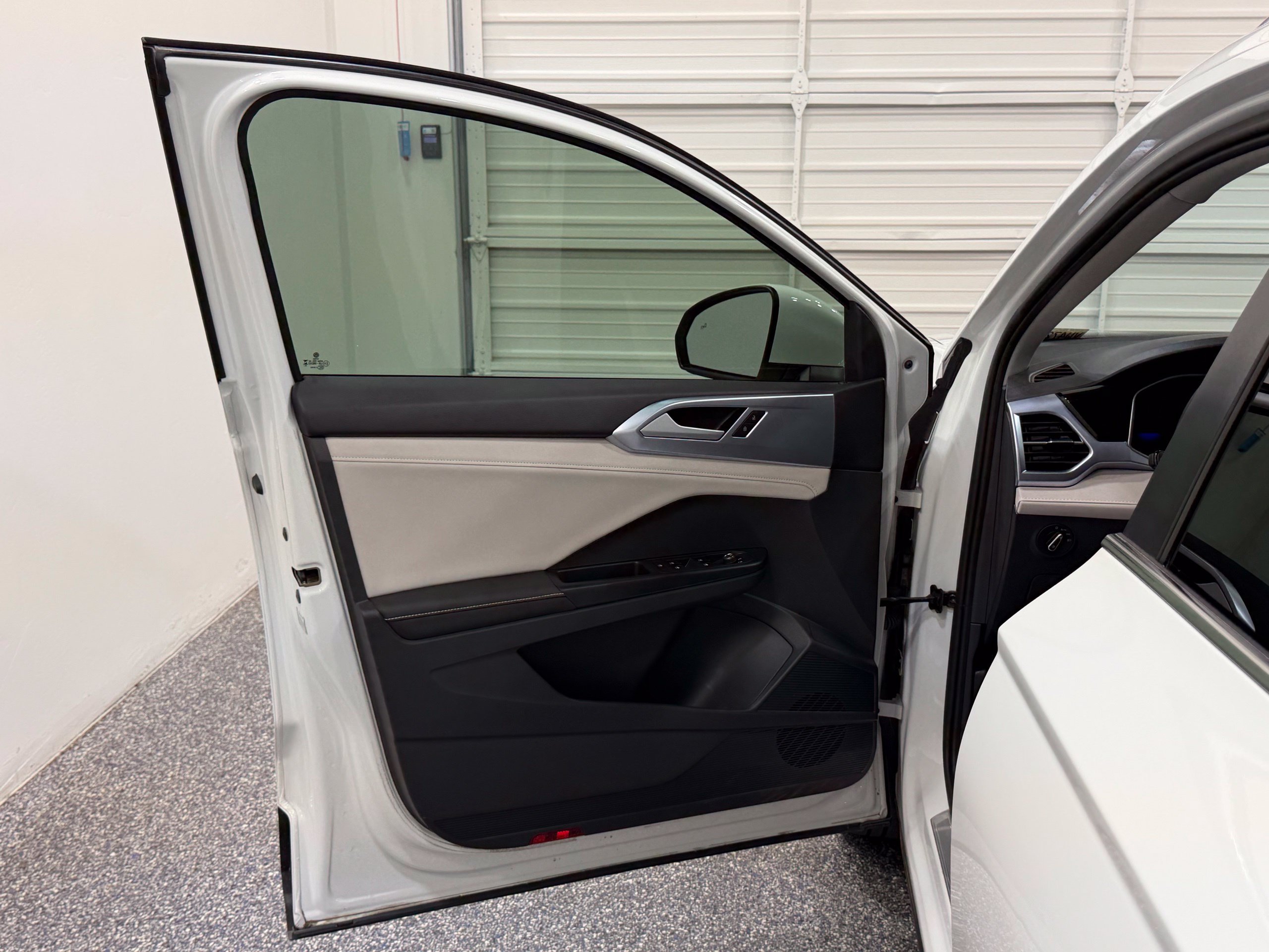 Certified 2025 Volkswagen Taos SE FWD image 19