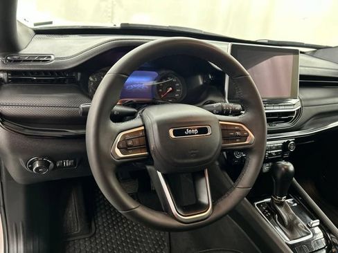 Used 2025 Jeep Compass Latitude w/ Convenience Group AWD/4WD image 7