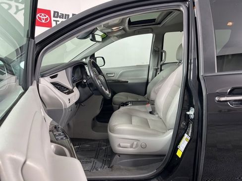 Used 2020 Toyota Sienna XLE image 3