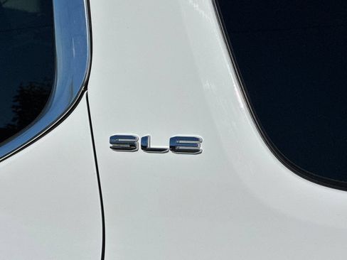 Used 2022 GMC Acadia SLE FWD image 33