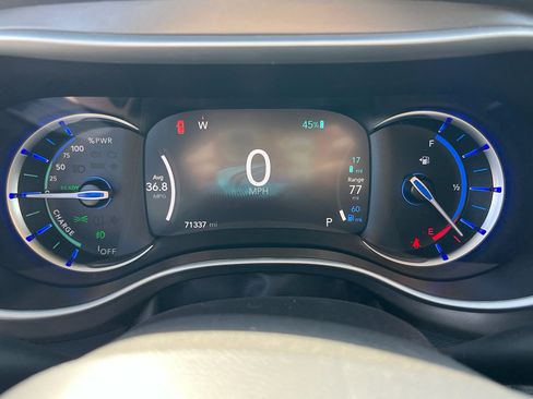Used 2024 Chrysler Pacifica Limited FWD image 25