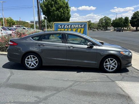 Used 2015 Ford Fusion SE FWD image 2