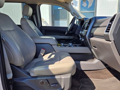 Used 2018 Ford Expedition XLT w/ Equipment Group 202A AWD/4WD image 11