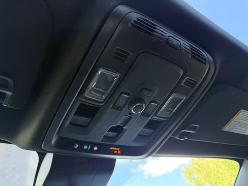 Used 2025 GMC Yukon Denali Ultimate AWD/4WD image 27
