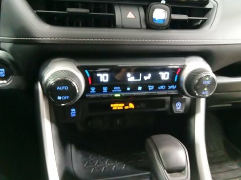 Used 2021 Toyota RAV4 XLE AWD/4WD image 16
