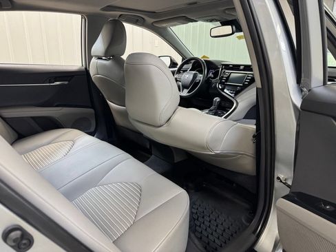 Used 2019 Toyota Camry SE w/ Convenience Package FWD image 25