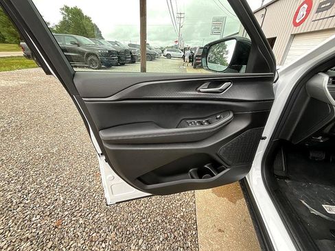 New 2025 Jeep Grand Cherokee Altitude image 12