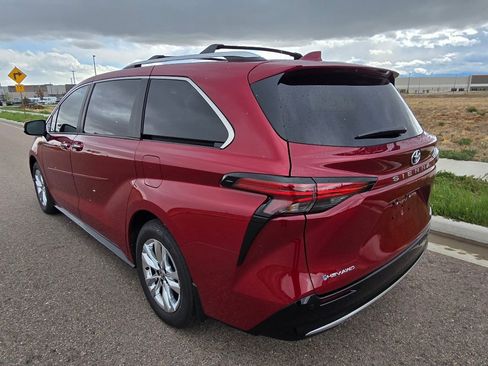 Used 2026 Toyota Sienna Limited image 3