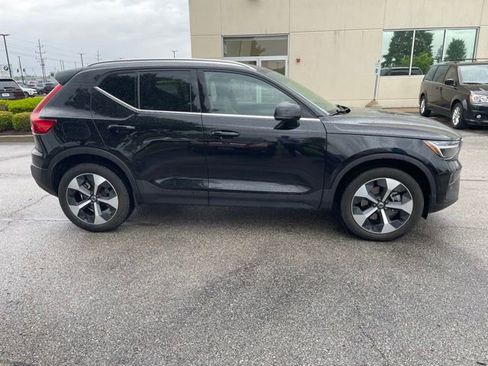 Used 2025 Volvo XC40 B5 Plus AWD/4WD image 2