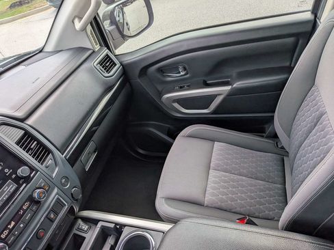 Used 2022 Nissan Titan SV w/ SV Convenience Package RWD image 16