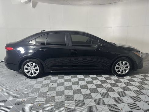 Used 2025 Toyota Corolla LE FWD image 9