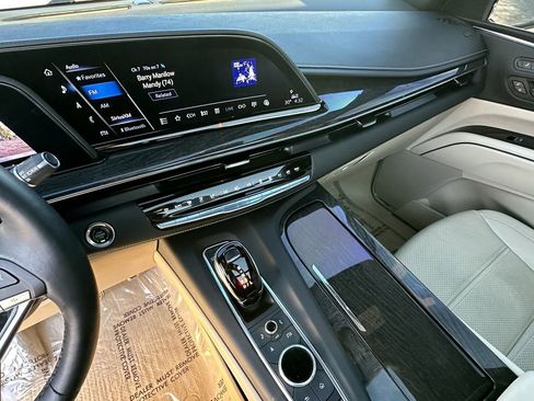 Used 2022 Cadillac Escalade Premium Luxury image 34