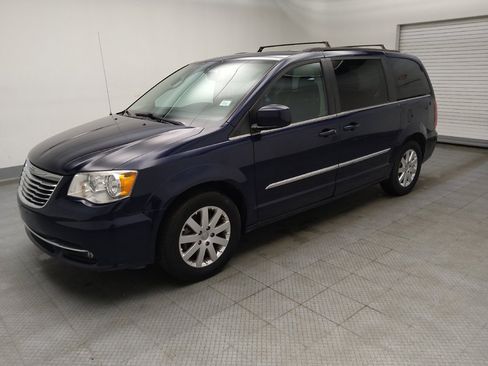Used 2016 Chrysler Town & Country Touring image 2