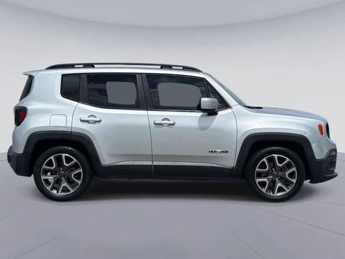 Used 2017 Jeep Renegade Latitude FWD image 2