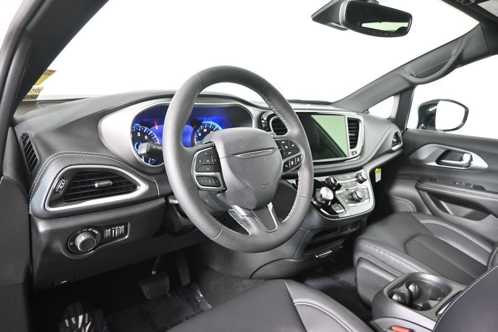 New 2027 Chrysler Pacifica Select AWD/4WD image 24