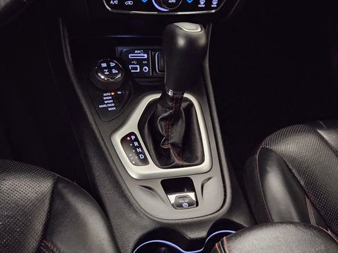 Used 2017 Jeep Cherokee Trailhawk AWD/4WD image 11