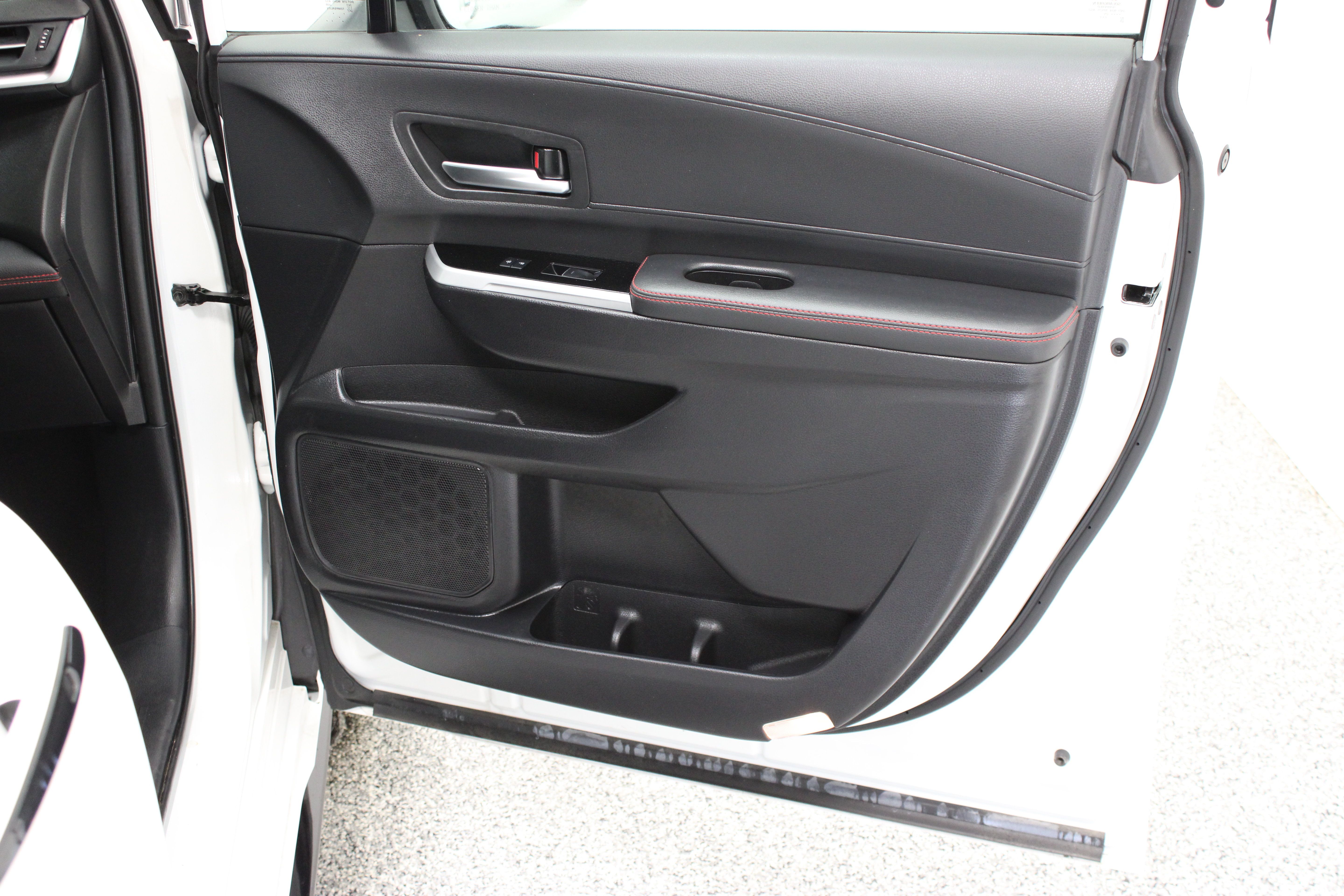 Used 2025 Toyota Sienna XSE w/ XSE Premium Package FWD image 38