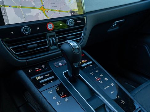 Certified 2026 Porsche Macan AWD/4WD image 31