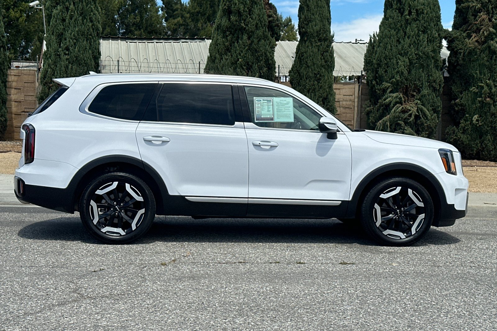Used 2024 Kia Telluride EX w/ EX Captain's Chair Package FWD image 3