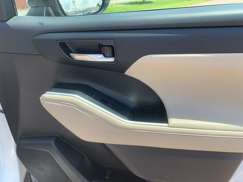 Used 2023 Toyota Highlander XLE FWD image 21