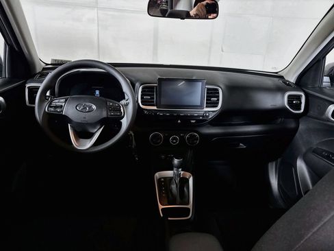 Used 2024 Hyundai Venue SE FWD image 12