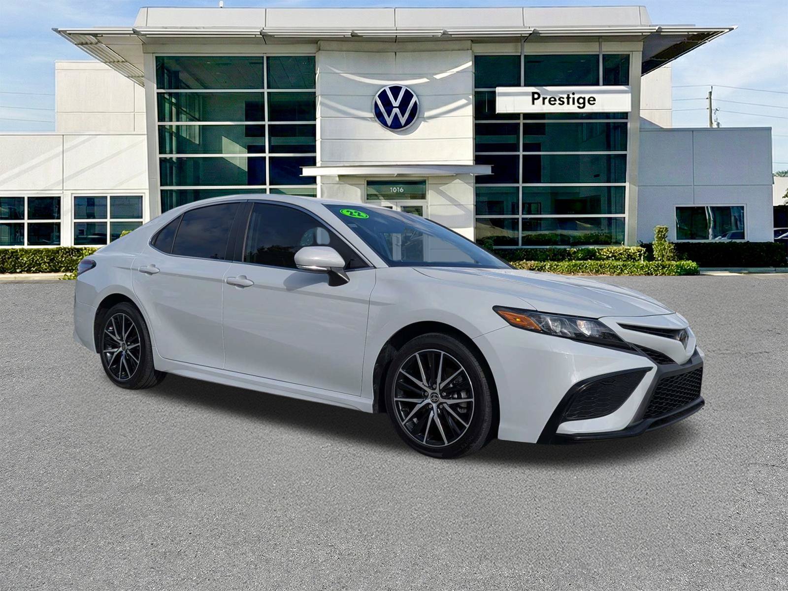 Used 2022 Toyota Camry SE FWD image 1