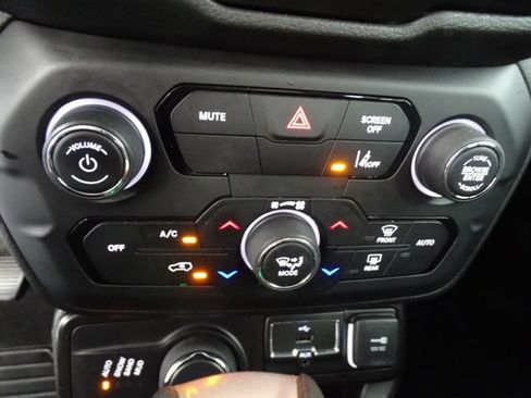 Certified 2022 Jeep Renegade Latitude w/ Convenience Group AWD/4WD image 13