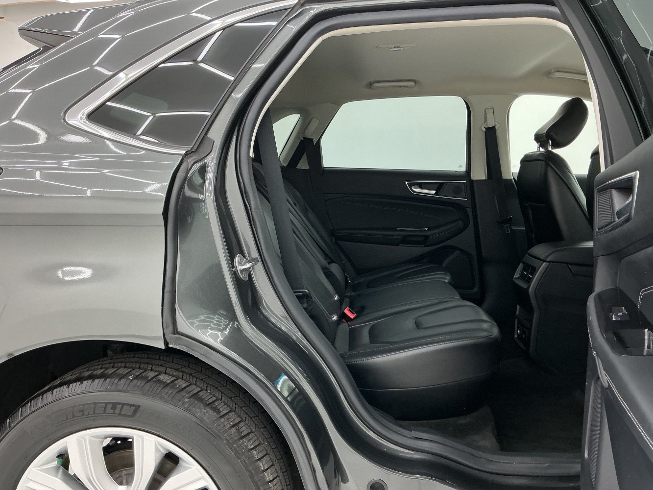 Used 2020 Ford Edge Titanium FWD image 21