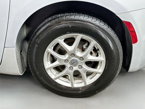 Used 2023 Chrysler Pacifica Touring-L image 30