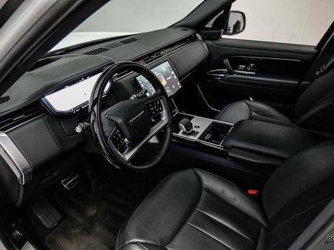 Used 2024 Land Rover Range Rover SE AWD/4WD image 2