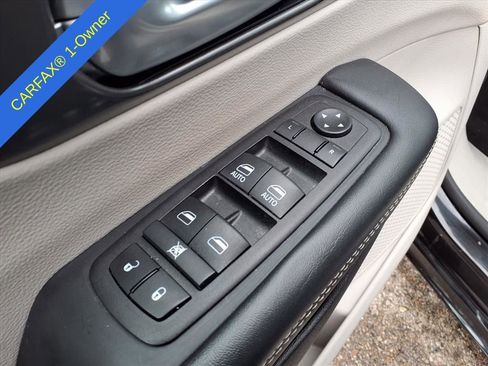 Used 2024 Chrysler Pacifica Touring-L FWD image 16