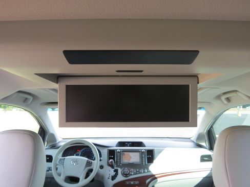 Used 2012 Toyota Sienna XLE image 44