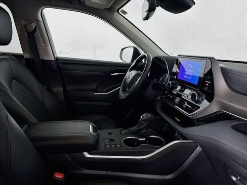 Used 2024 Toyota Highlander XLE FWD image 36