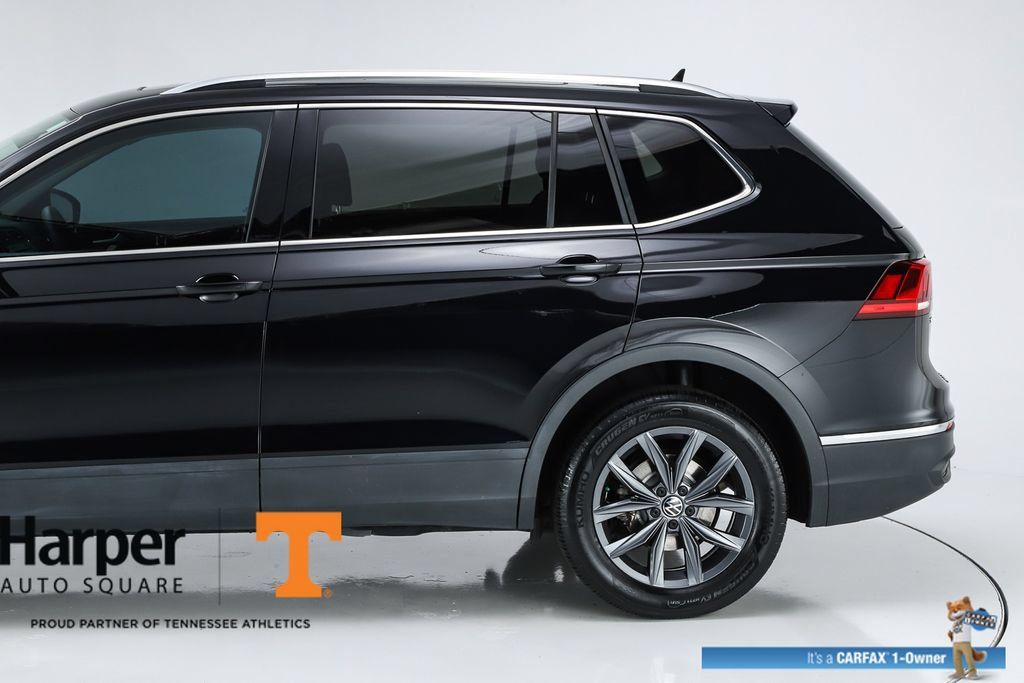 Used 2023 Volkswagen Tiguan SE w/ Panoramic Sunroof Package FWD image 4