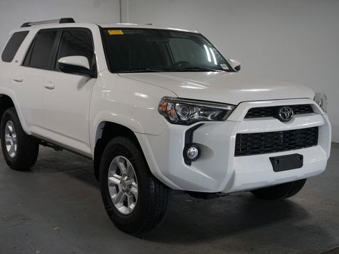 Used 2019 Toyota 4Runner SR5 AWD/4WD image 3