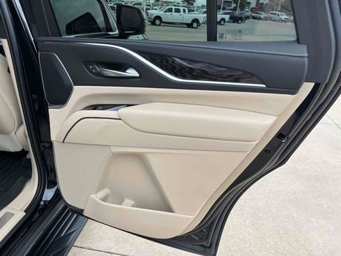 Used 2023 Cadillac Escalade Premium Luxury image 16