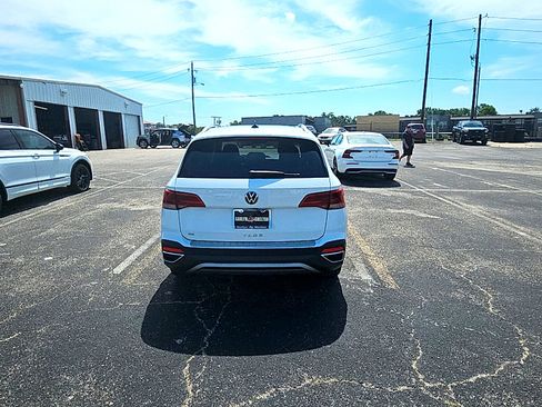 Used 2023 Volkswagen Taos SE w/ Panoramic Sunroof Package FWD image 5
