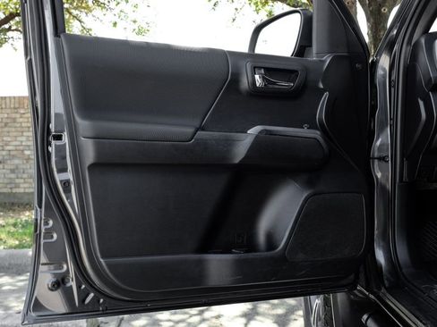 Used 2019 Toyota Tacoma TRD Sport w/ Technology Package image 50