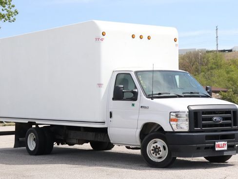 Used 2023 Ford E-450 and Econoline 450 Super Duty RWD image 2