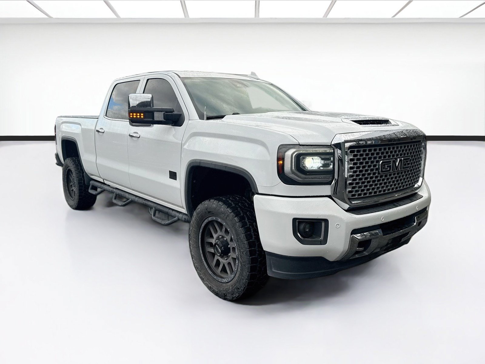 Used 2017 GMC Sierra 2500 Denali w/ Duramax Plus Package AWD/4WD image 3