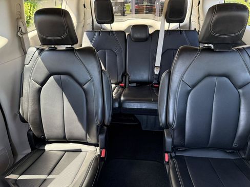 Used 2024 Chrysler Pacifica Touring-L FWD image 20