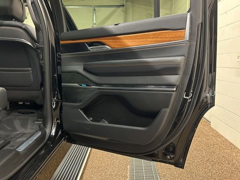 Used 2025 Jeep Grand Wagoneer Series III AWD/4WD image 15