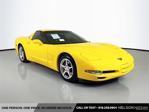 Used 2004 Chevrolet Corvette Coupe w/ Roof Package image 3