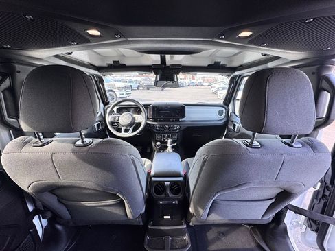 Used 2025 Jeep Wrangler Unlimited Sahara image 22