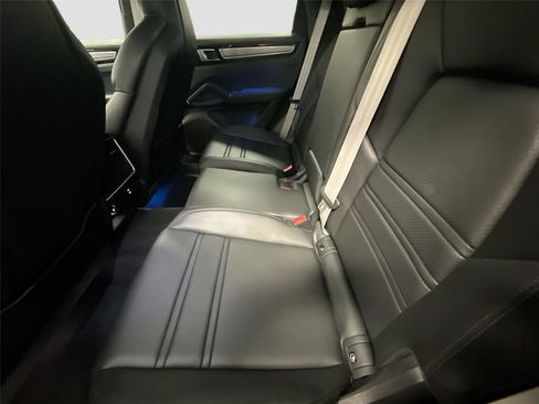 Used 2022 Porsche Cayenne Platinum Edition image 26