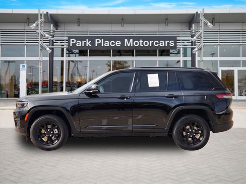 Used 2024 Jeep Grand Cherokee Altitude image 3